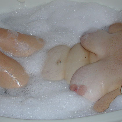 Brita i badet där hon visar sina enorma hängbröst